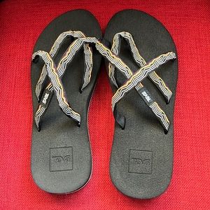 Teva Women's Olowahu Vida Black 
Sandal size 7